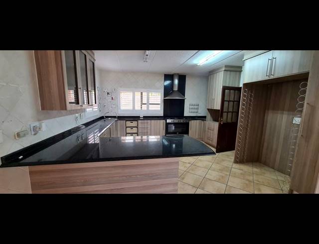 4 BEDROOM HOUSE FOR SALE IN NORTH RIDING